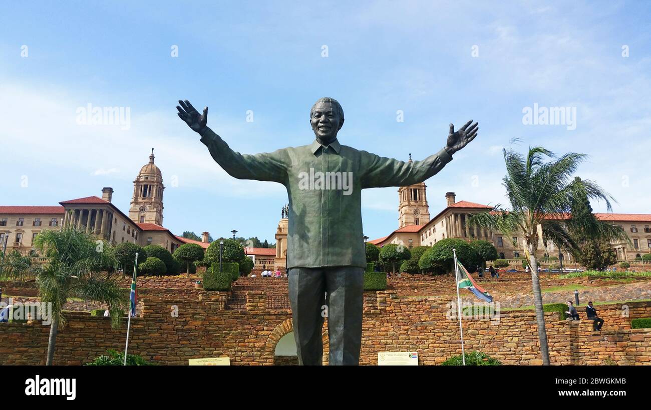 La statue de Nelson Mandela devant le siège du gouvernement à Pretoria, en Afrique du Sud Banque D'Images