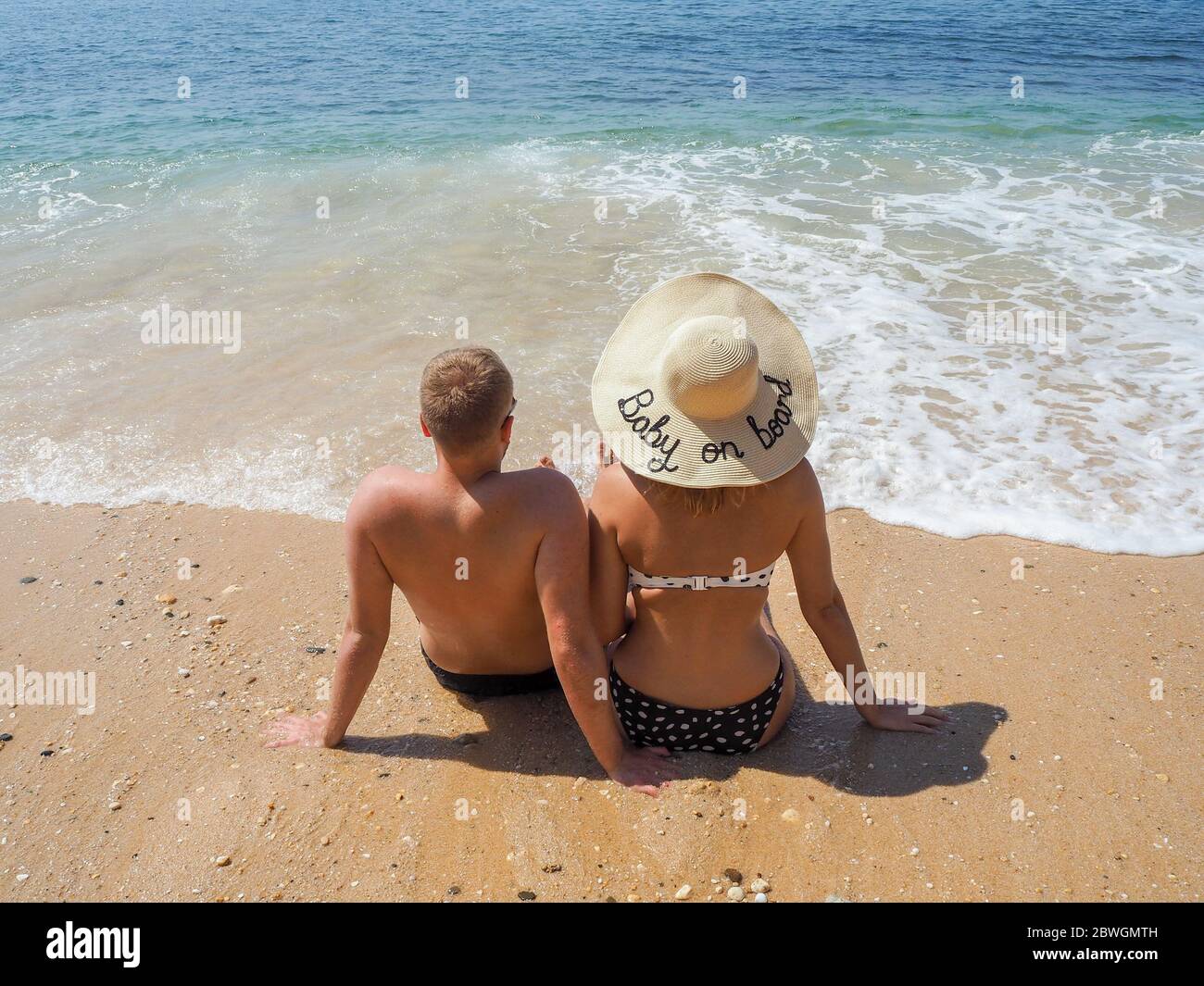 Annonce De Grossesse Sur La Plage Chapeau Bebe A Bord Photo Stock Alamy Annonce De Grossesse Sur La Plage Chapeau Bebe A Bord Photo Stock Alamy