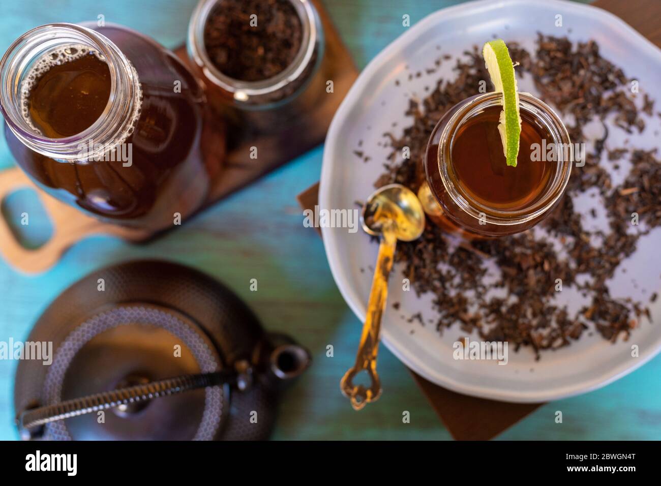 thé noir sur fond vintage, pour une journée chaude, bio avec une bouteille Banque D'Images