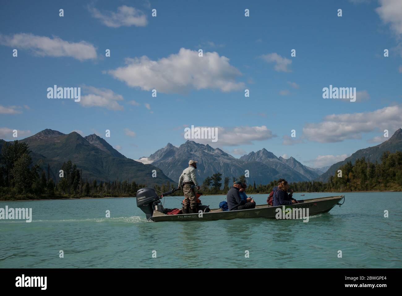 Un bateau d'observation des ours avec des touristes sur le lac Crescent dans le parc national du lac Clark, Alaska, États-Unis Banque D'Images