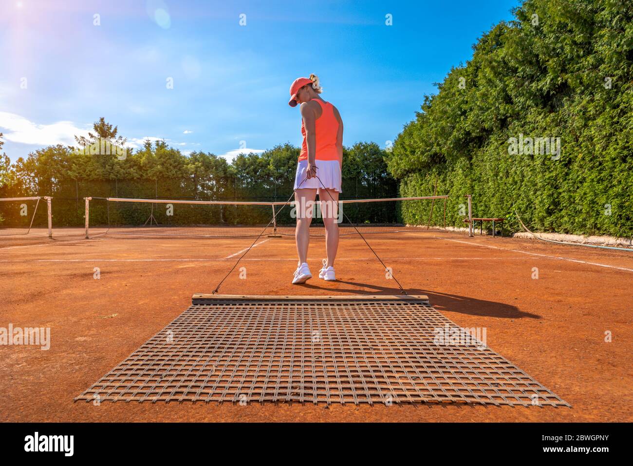 une argile orange sur un court de tennis extérieur. jeune femme Banque D'Images