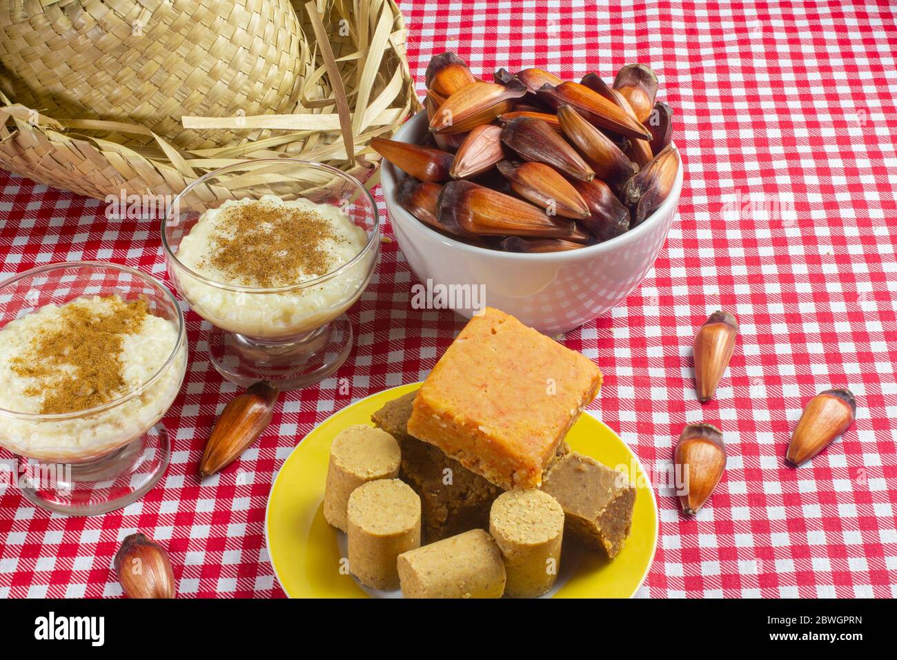 Table avec la nourriture traditionnelle brésilienne Festa Junina Banque D'Images