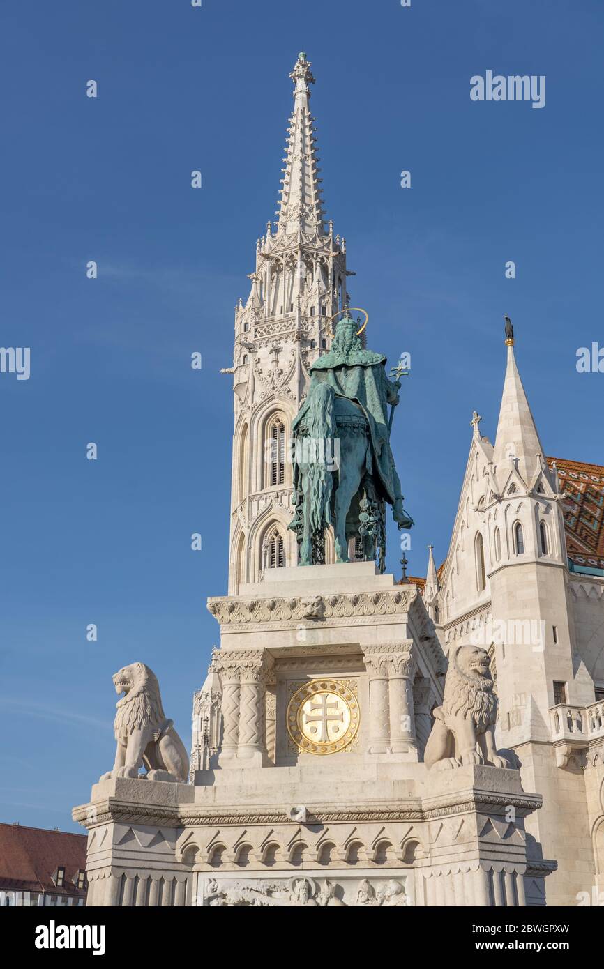 Statue équestre en bronze du roi Stephen devant l'église Matthias à Budapest Banque D'Images
