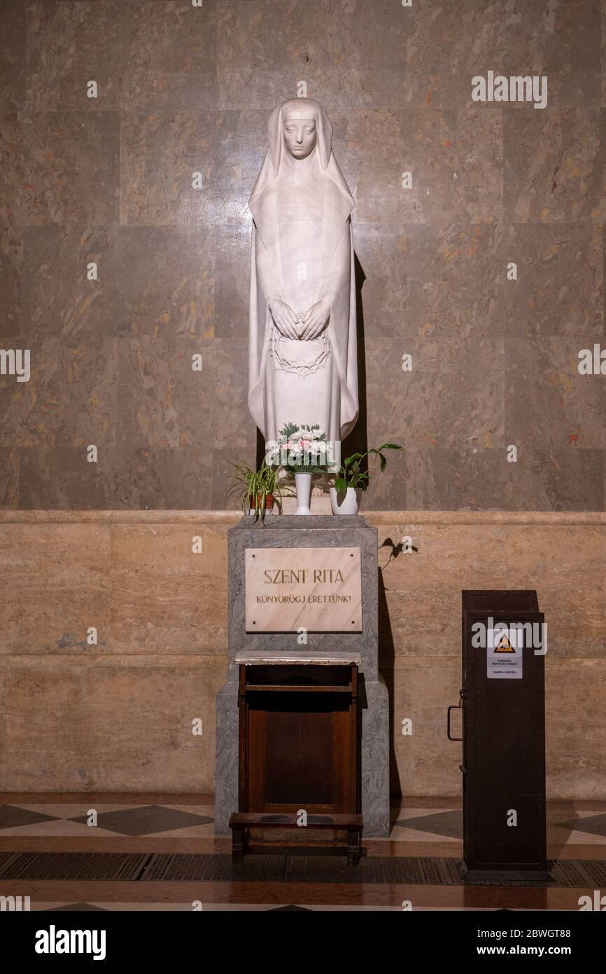 Budapest, Hongrie - 8 février 2020 : statue de Sgent Rita sur le calcaire de la basilique Saint-Étienne Banque D'Images