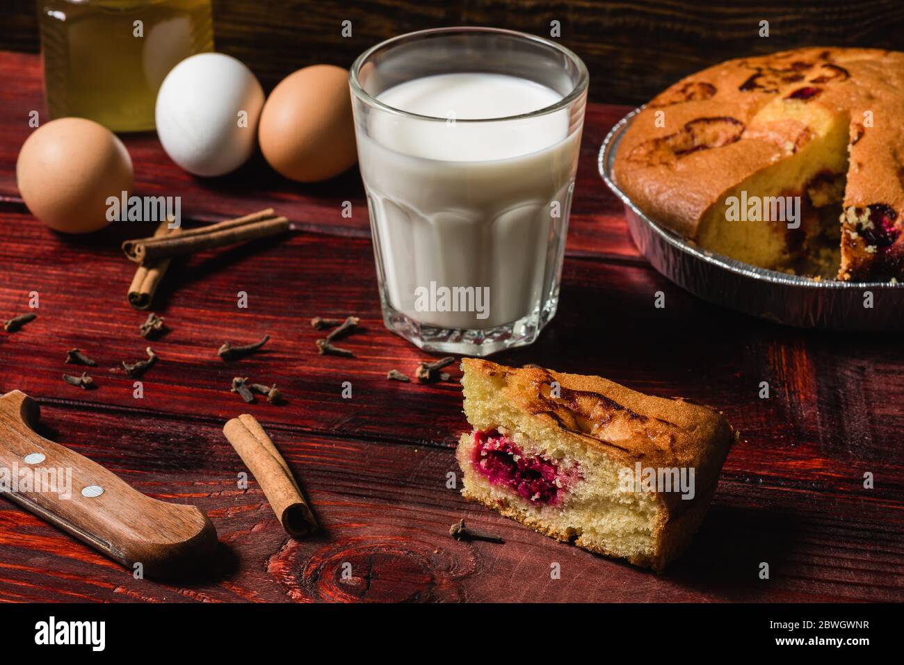 Tranche de gâteau cerise avec du lait Banque D'Images