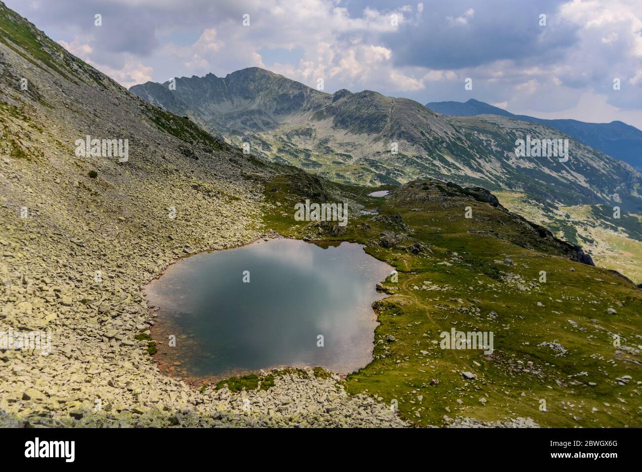 Vue panoramique sur le lac glacier depuis les montagnes de Retezat, Roumanie Banque D'Images