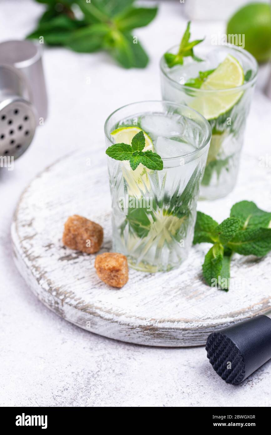 Cocktail d'été avec de la chaux et de menthe Banque D'Images