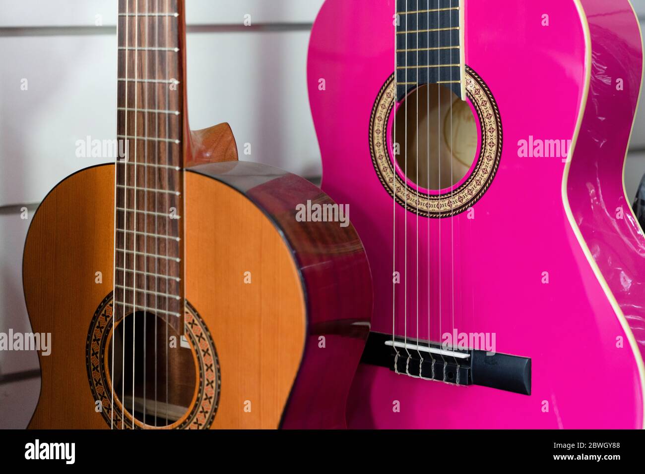 Concentration sélective de guitares marron et rose à vendre dans un magasin de  musique Photo Stock - Alamy