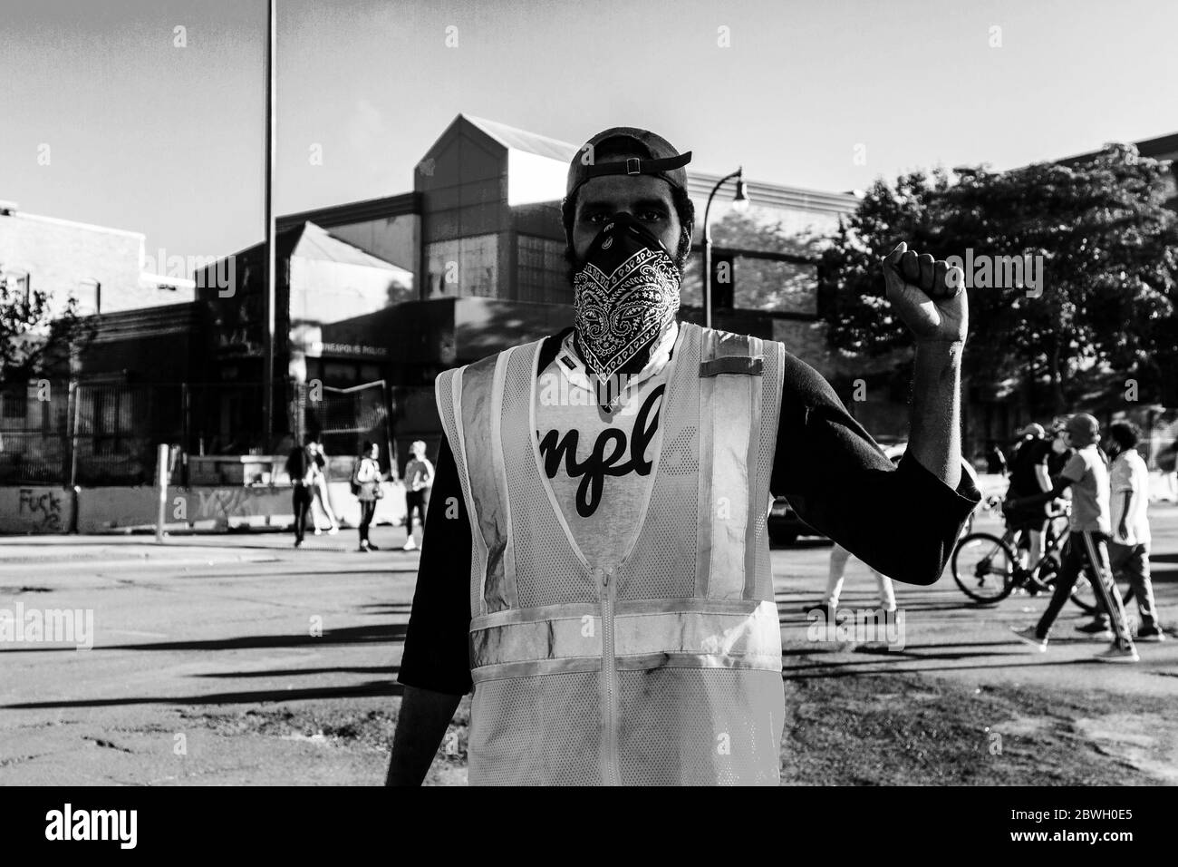 Minneapolis, États-Unis. 30 mai 2020. Minneapolis, MN - 30 mai 2020 : le protestataire de la scène des séquelles de la vie noire de George Floyd est important de protestation et d'émeutes le 30 mai 2020 à Minneapolis, Minnesota. (Numériquement modifié en noir et blanc) crédit: Jake Handegard/l'accès photo crédit: L'accès photo/Alamy Live News Banque D'Images