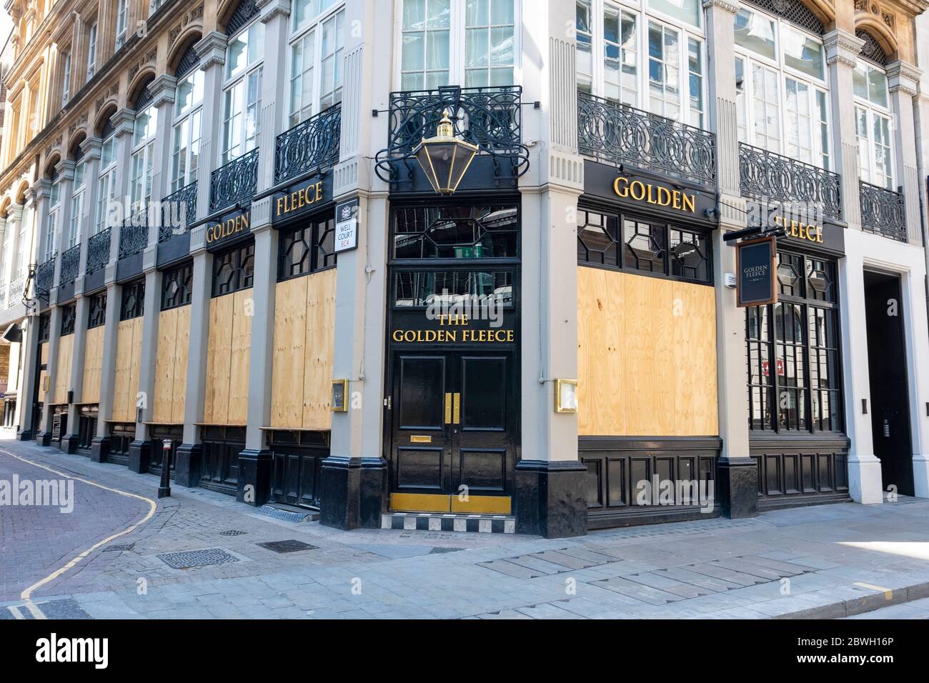 Londres- il y a beaucoup de pubs et de magasins à bord dans le centre de Londres pendant l'épidémie de Covid 19. Peut-être en cas de troubles civils Banque D'Images