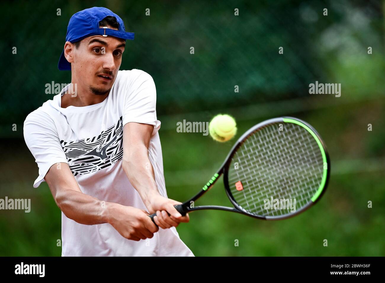 Turin, Italie - 01 juin 2020 : Lorenzo Sonego, actuellement numéro 46 du classement  ATP, joue un revers lors d'une formation de tennis. Les athlètes ont  recommencé à s'entraîner après le verrouillage