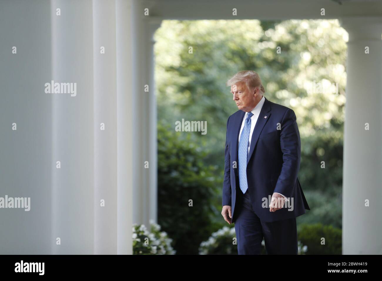 Washington, États-Unis. 1er juin 2020. Le président Donald J. Trump arrive à faire des remarques au Rose Garden à la Maison Blanche à Washington, DC, le lundi 1er juin 2020. Trump a abordé les questions concernant les manifestations à l'échelle nationale à la suite du décès de George Floyd en garde à vue il y a une semaine. Photo de Shawn Thew/UPI crédit: UPI/Alay Live News Banque D'Images