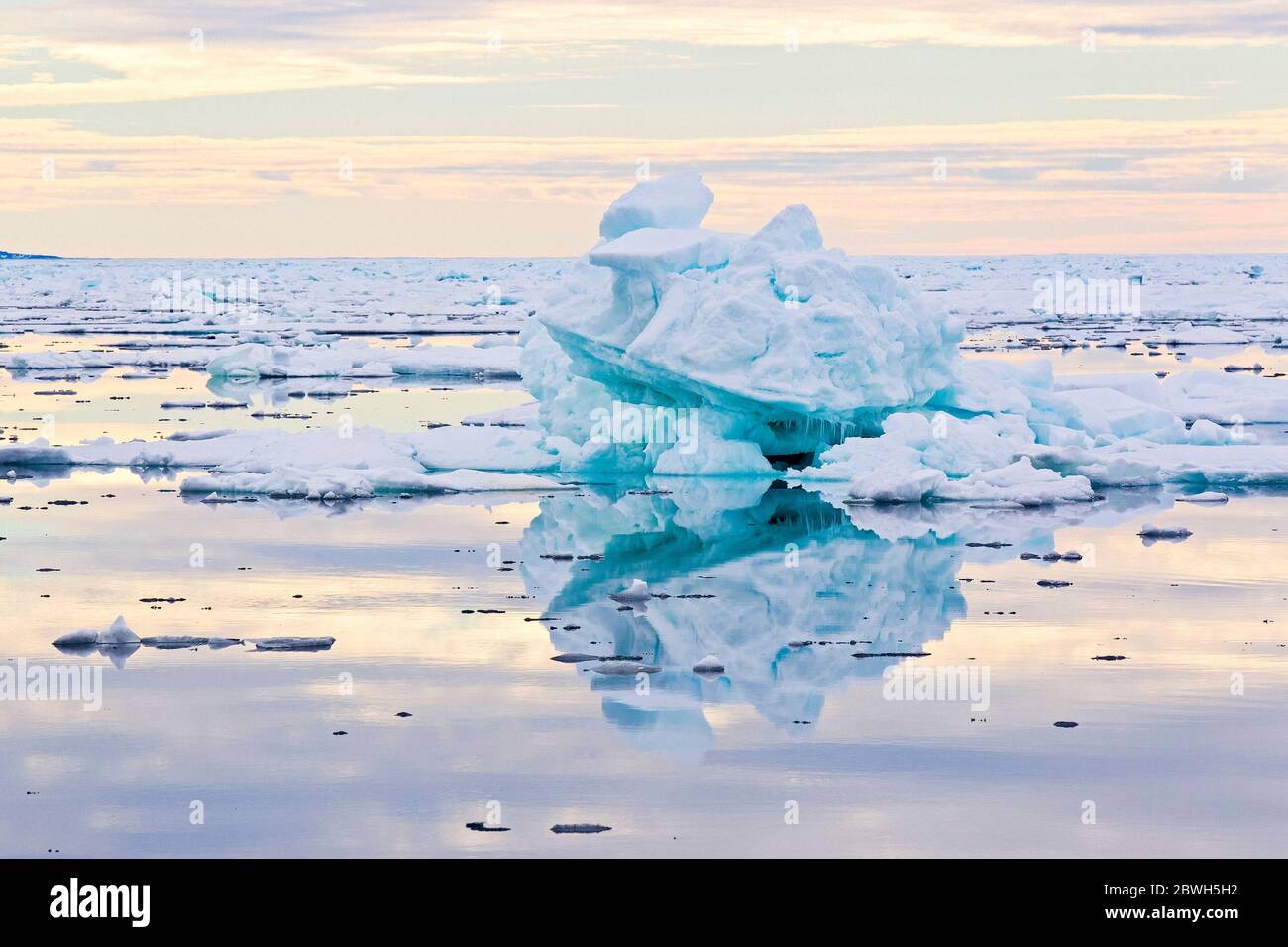 Icebergs et glace rapide au nord du Spitsbergen, Svalbard, Norvège, océan Arctique Banque D'Images