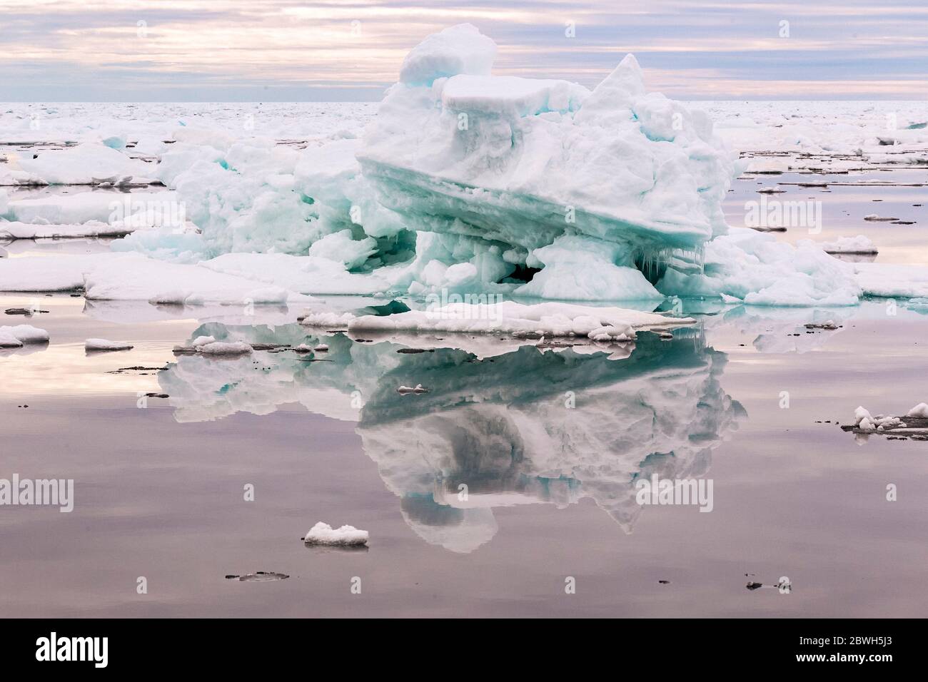 Icebergs et glace rapide au nord du Spitsbergen, Svalbard, Norvège, océan Arctique Banque D'Images