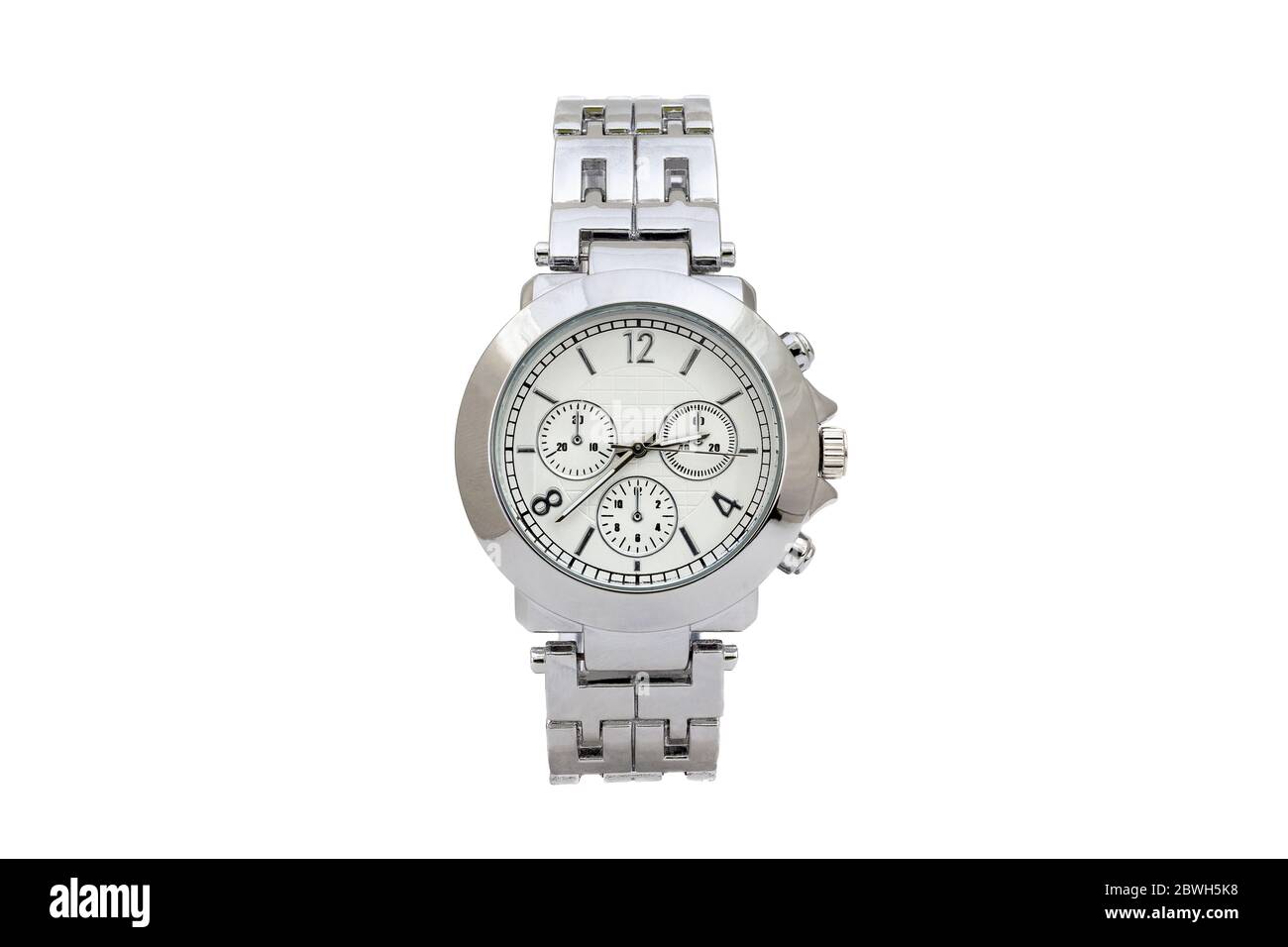 Montre-bracelet en métal brillant de couleur argent avec cadran blanc et chiffres isolés sur fond blanc. Banque D'Images