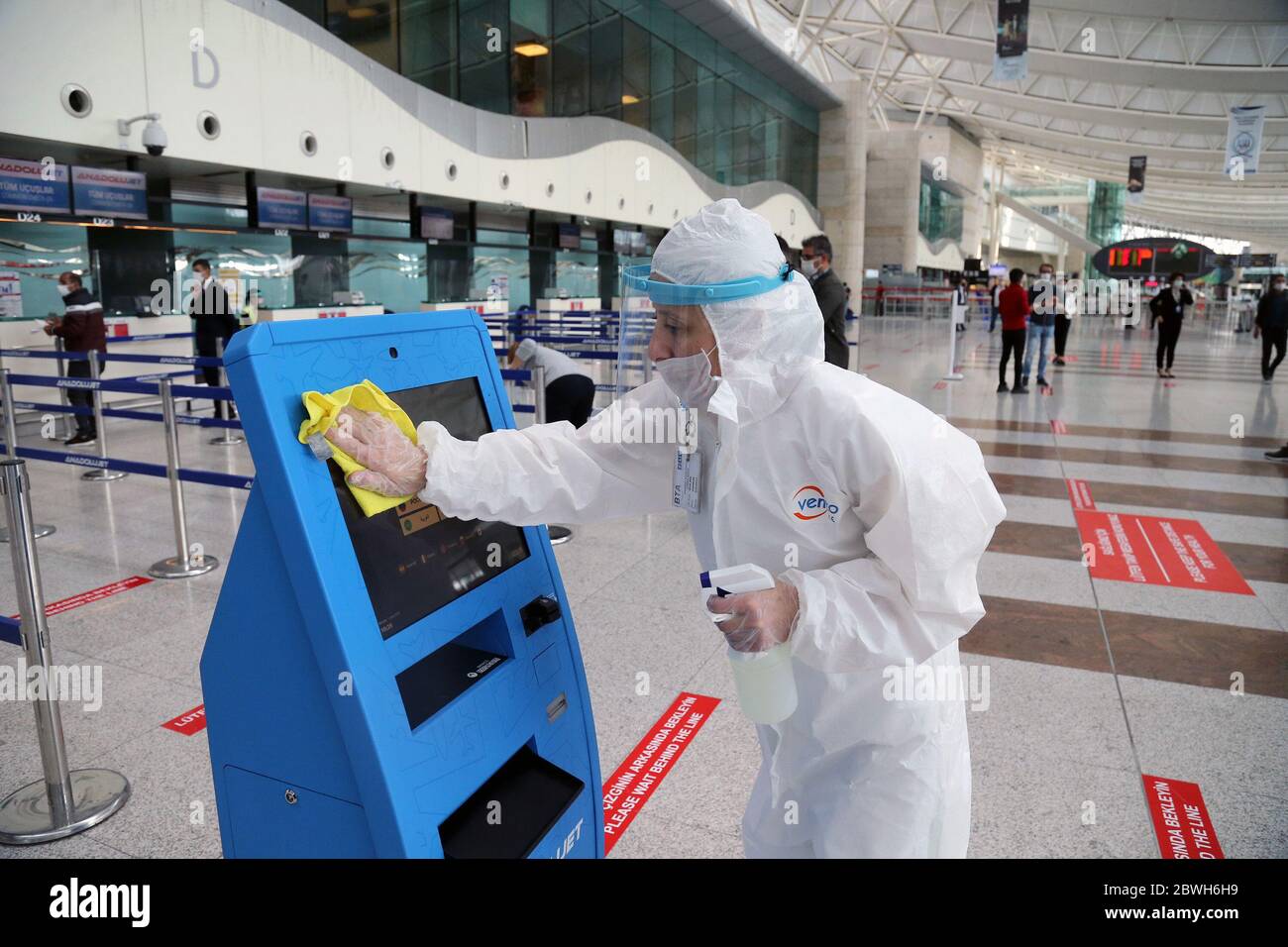 Ankara, Turquie. 1er juin 2020. Un travailleur désinfecte un kiosque d'enregistrement à l'aéroport d'Ankara Esenboga à Ankara, en Turquie, le 1er juin 2020. Les compagnies aériennes turques ont repris lundi leurs activités intérieures avec un nombre limité de vols. Crédit: Mustafa Kaya/Xinhua/Alamy Live News Banque D'Images