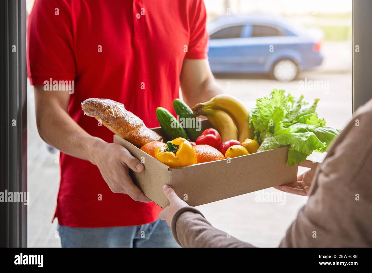 Service pratique et commande en ligne. Mains de femme prendre la boîte du messager Banque D'Images