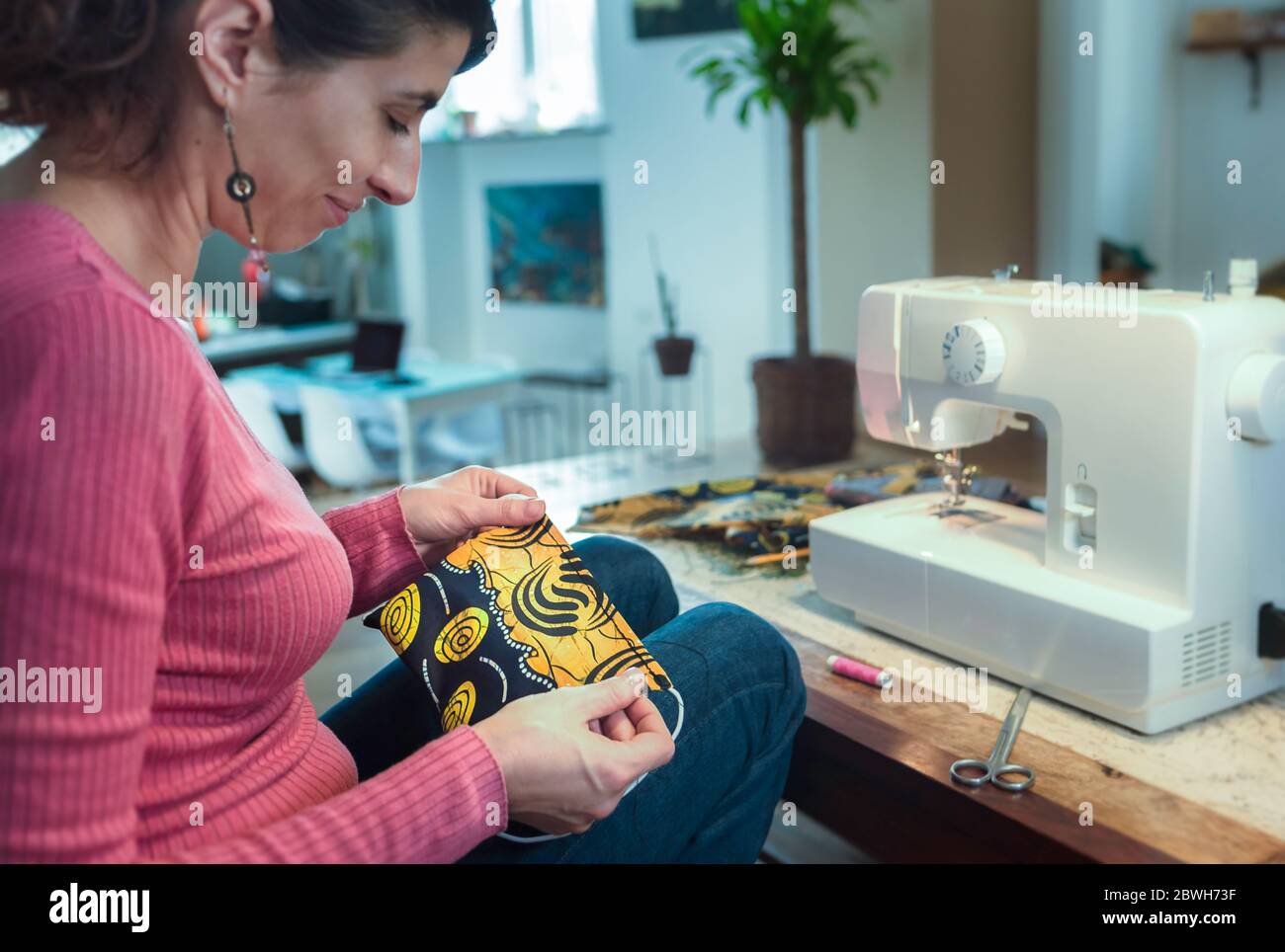 Elle coud la maison Banque de photographies et d'images à haute résolution  - Alamy