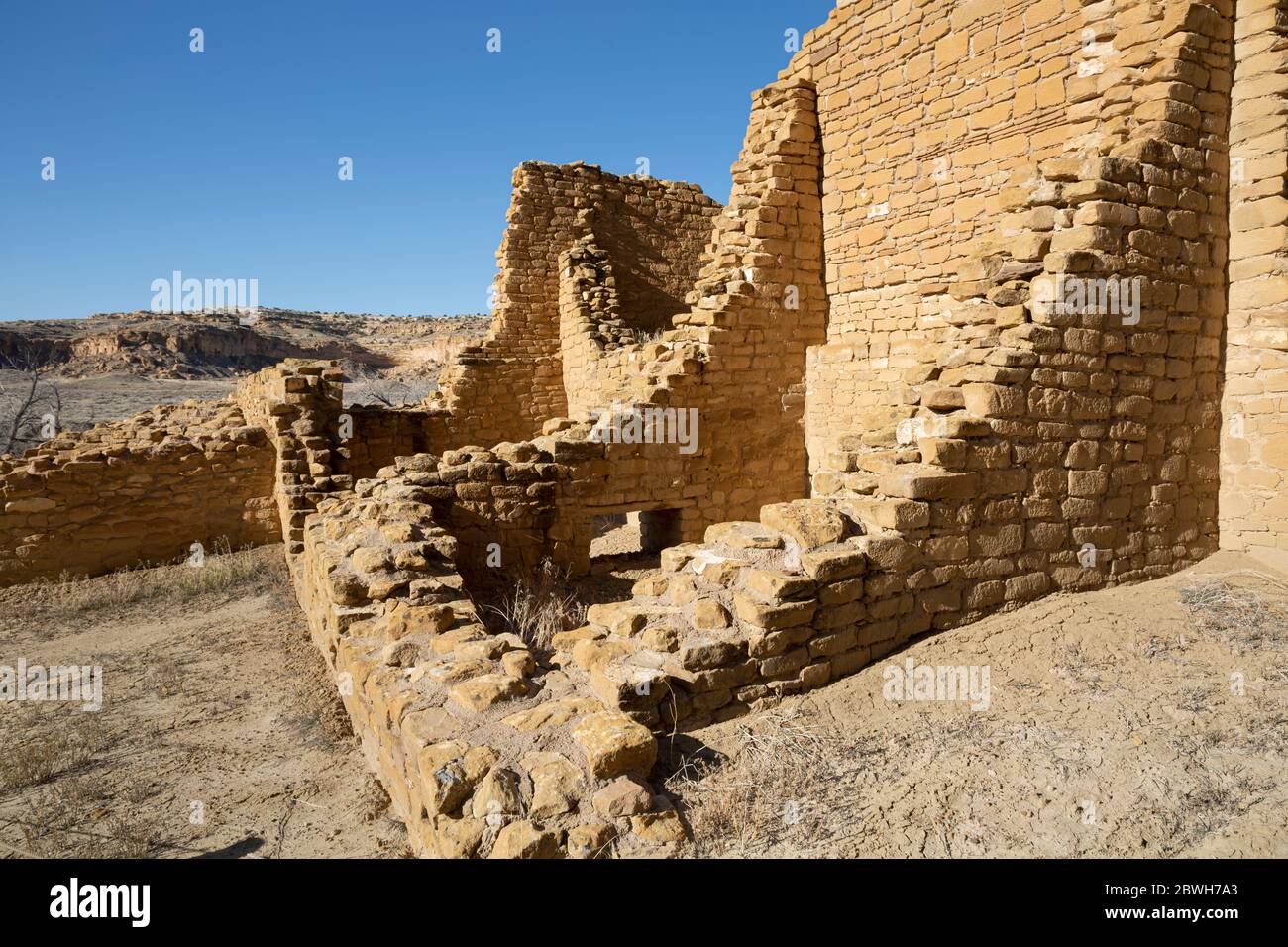NM00351-00...NOUVEAU-MEXIQUE - les murs robustes de Kin Kletso ruine dans le parc national historique de la culture Chaco. Banque D'Images