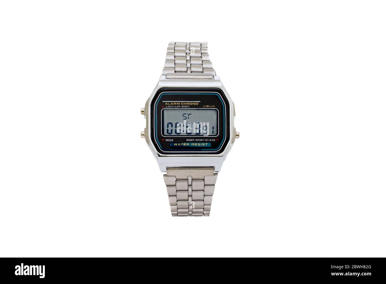 Montre-bracelet numérique couleur argent avec bracelet métallique style ingénieur, isolée sur fond blanc. Banque D'Images