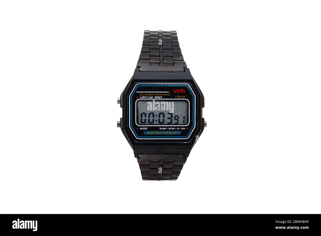 Montre-bracelet numérique noire avec bracelet noir style ingénieur, isolée sur fond blanc. Banque D'Images