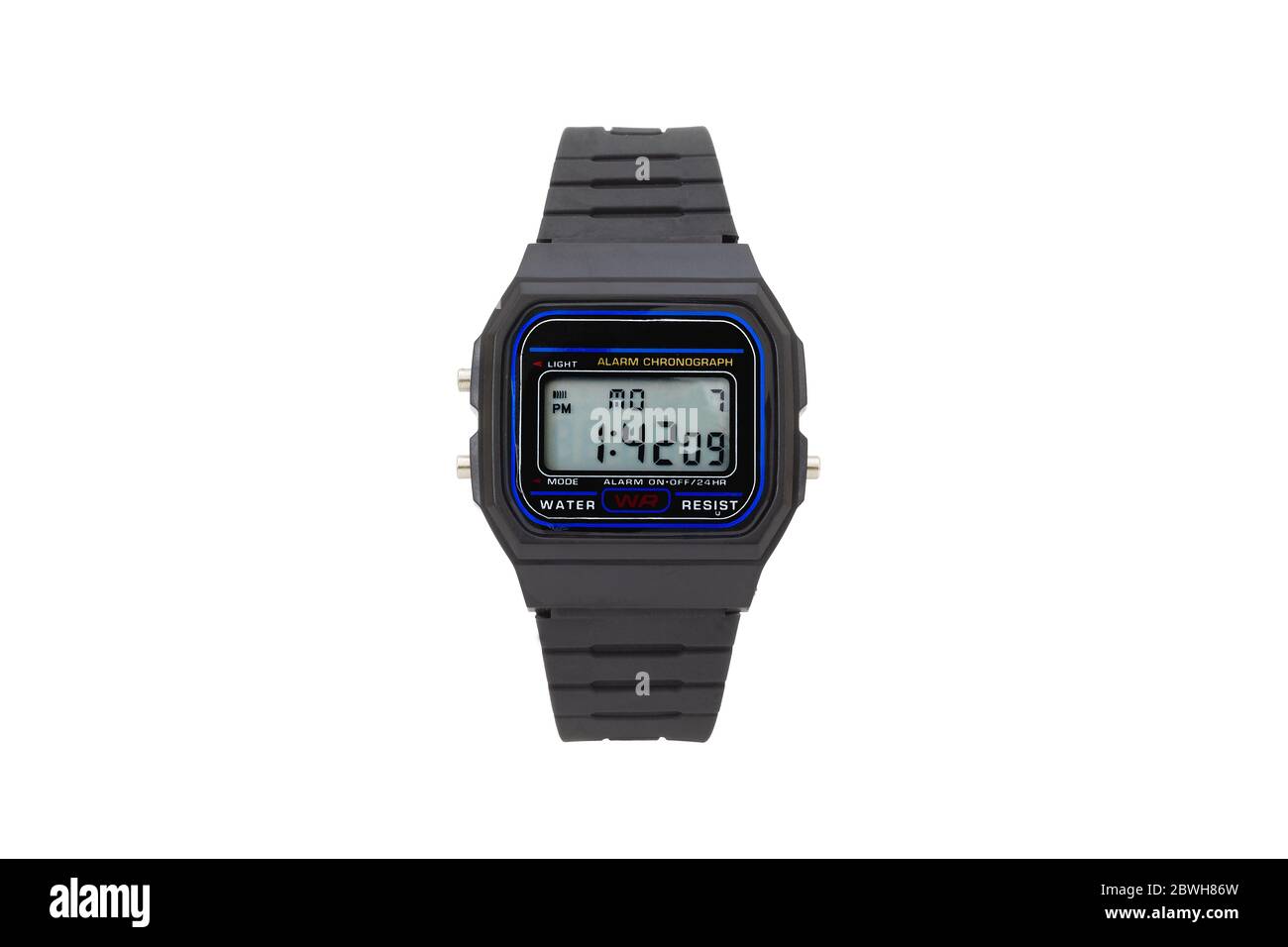 Montre-bracelet numérique noire avec bracelet en caoutchouc gaufré noir, isolée sur fond blanc. Banque D'Images