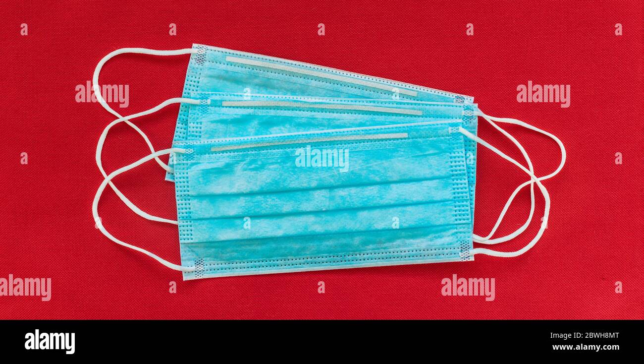 Masques pour bannière rouge de fond de coronavirus. COVID-19 masque facial vue de dessus comme prévention du virus corona. Banque D'Images