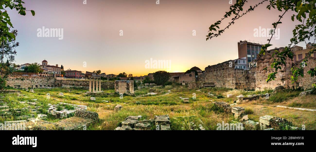 Vue panoramique sur les ruines antiques de la bibliothèque Hadrien - Vivliothiki tou Adrianou à Athènes, Grèce. Banque D'Images