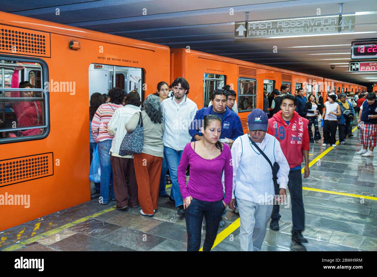 Mexico,DF México,District fédéral,Distrito Federal,Mexico,Metro,Metro de la México,Pino Suarez Station,ligne 1,métro,train,train,Hispanic me Banque D'Images