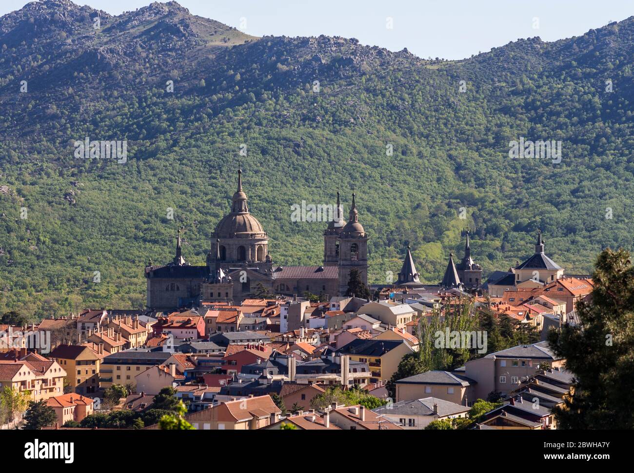 Real Monasterio de San Lorenzo de El Escorial con Las Machotas al fondo. Madrid. Espagne Banque D'Images