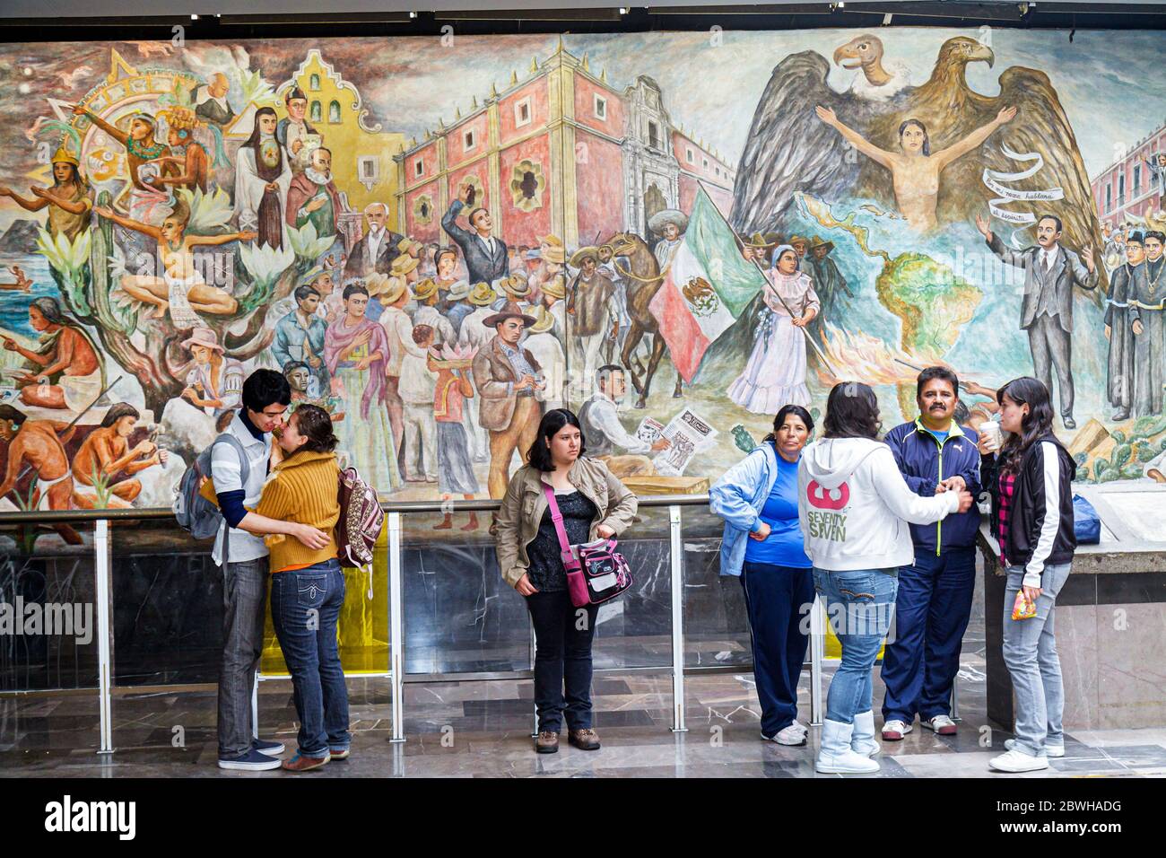 Mexico,Mexique,Mexique,Métro,Universidad,University Station,ligne 3,métro,train,STC,transport en commun,mural,Arturo García Bustos,hispanique homme homme, Banque D'Images