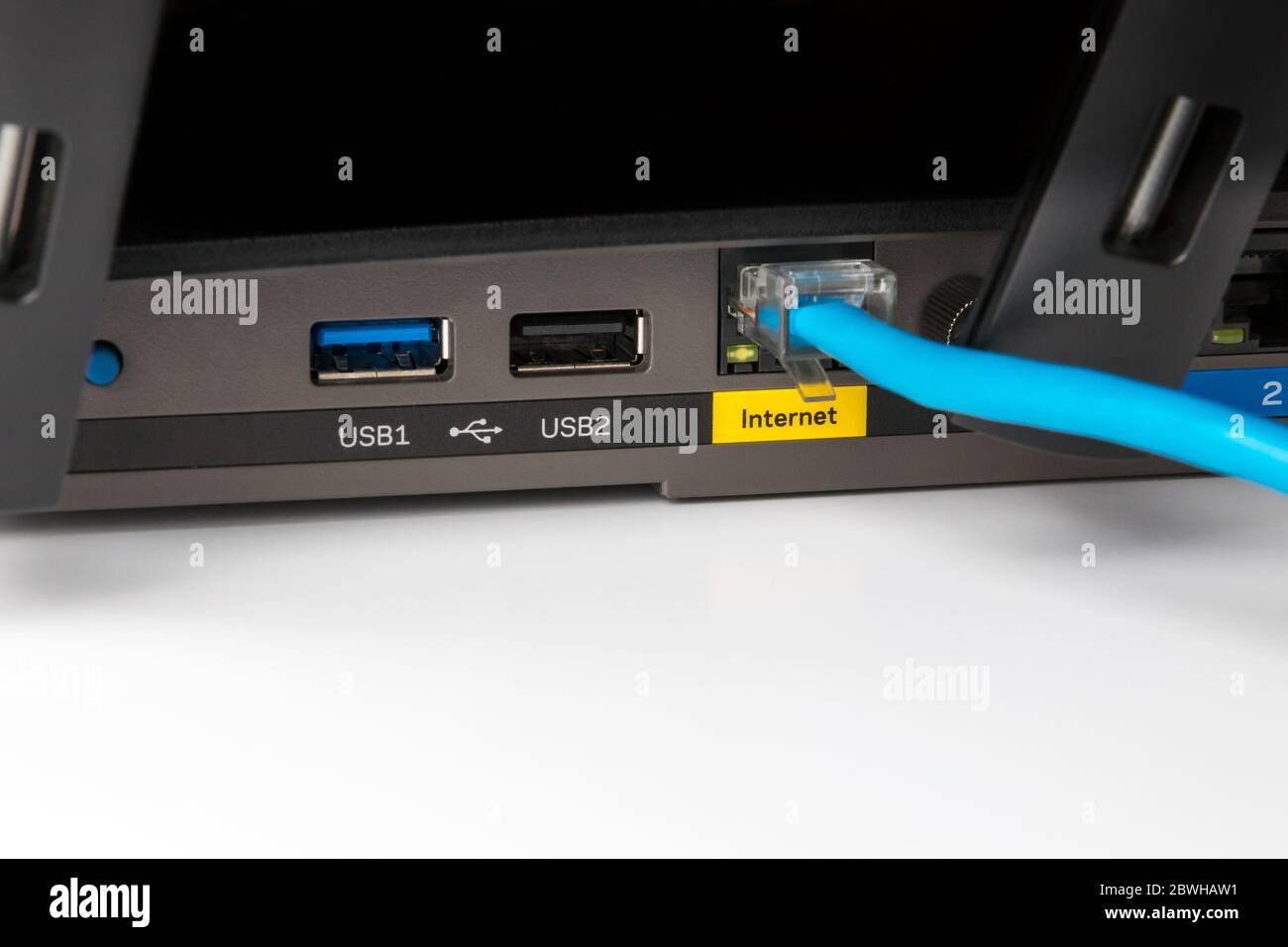 Gros plan sur la connexion ethernet et Internet du routeur sans fil. Concept d'accès à Internet, de données, de commerce électronique et d'apprentissage en ligne Banque D'Images