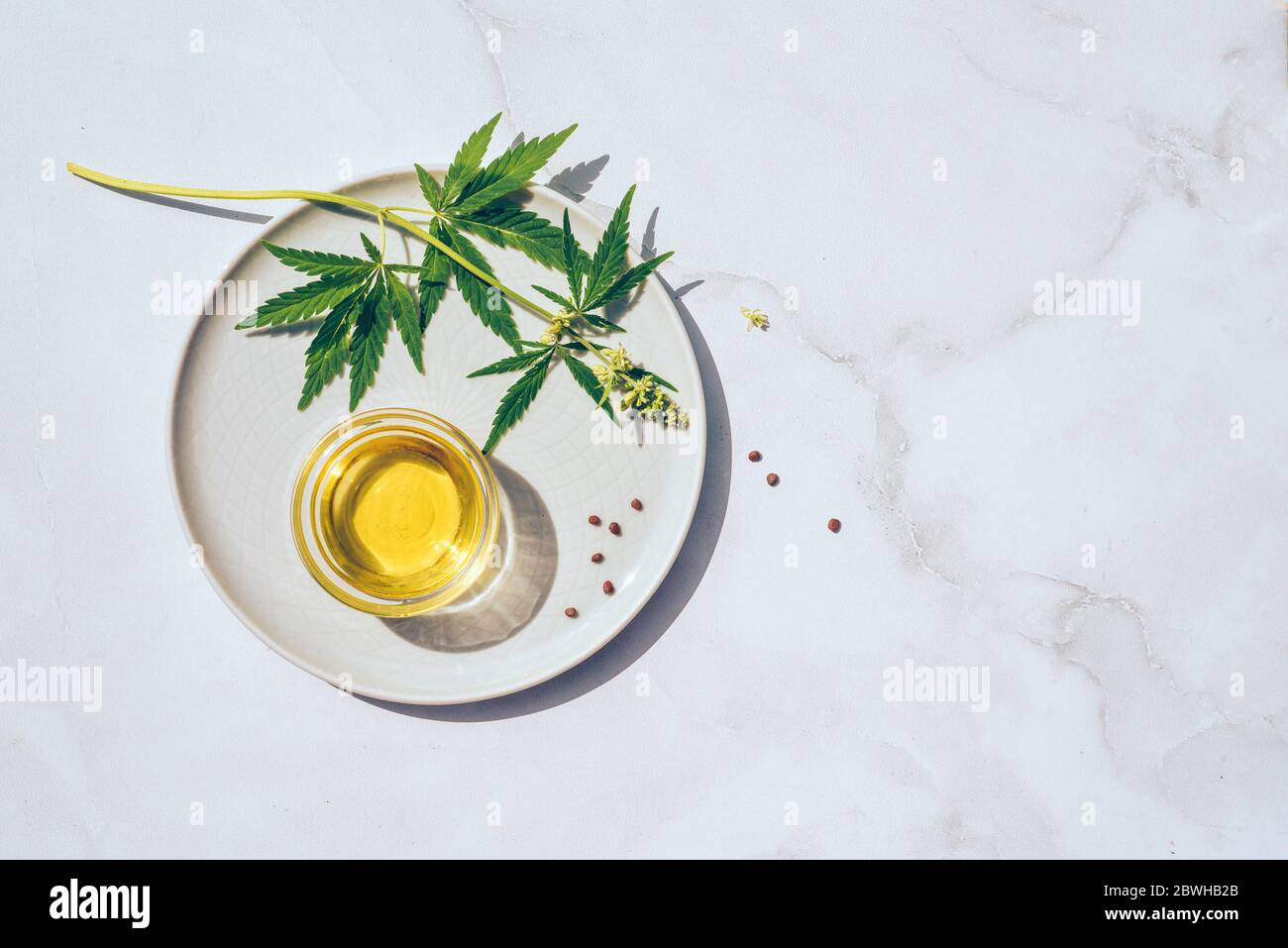 Cannabis médical marijuana CBD huile. CBD huile produits de chanvre alternative homéopathie Banque D'Images