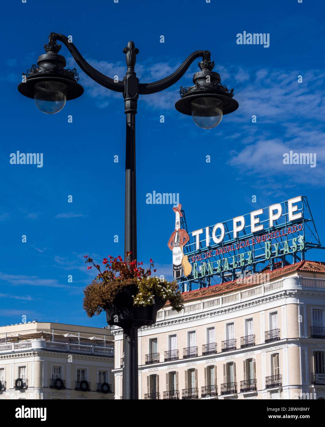 Puerta del sol con el cartel de Tío Pepe. Madrid. Espagne Banque D'Images