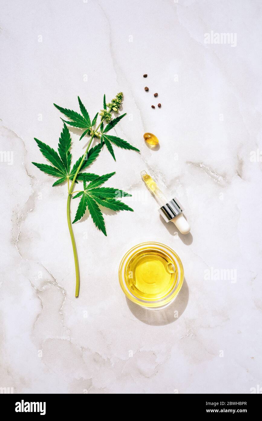 Cannabis médical marijuana CBD huile. CBD huile produits de chanvre alternative homéopathie Banque D'Images