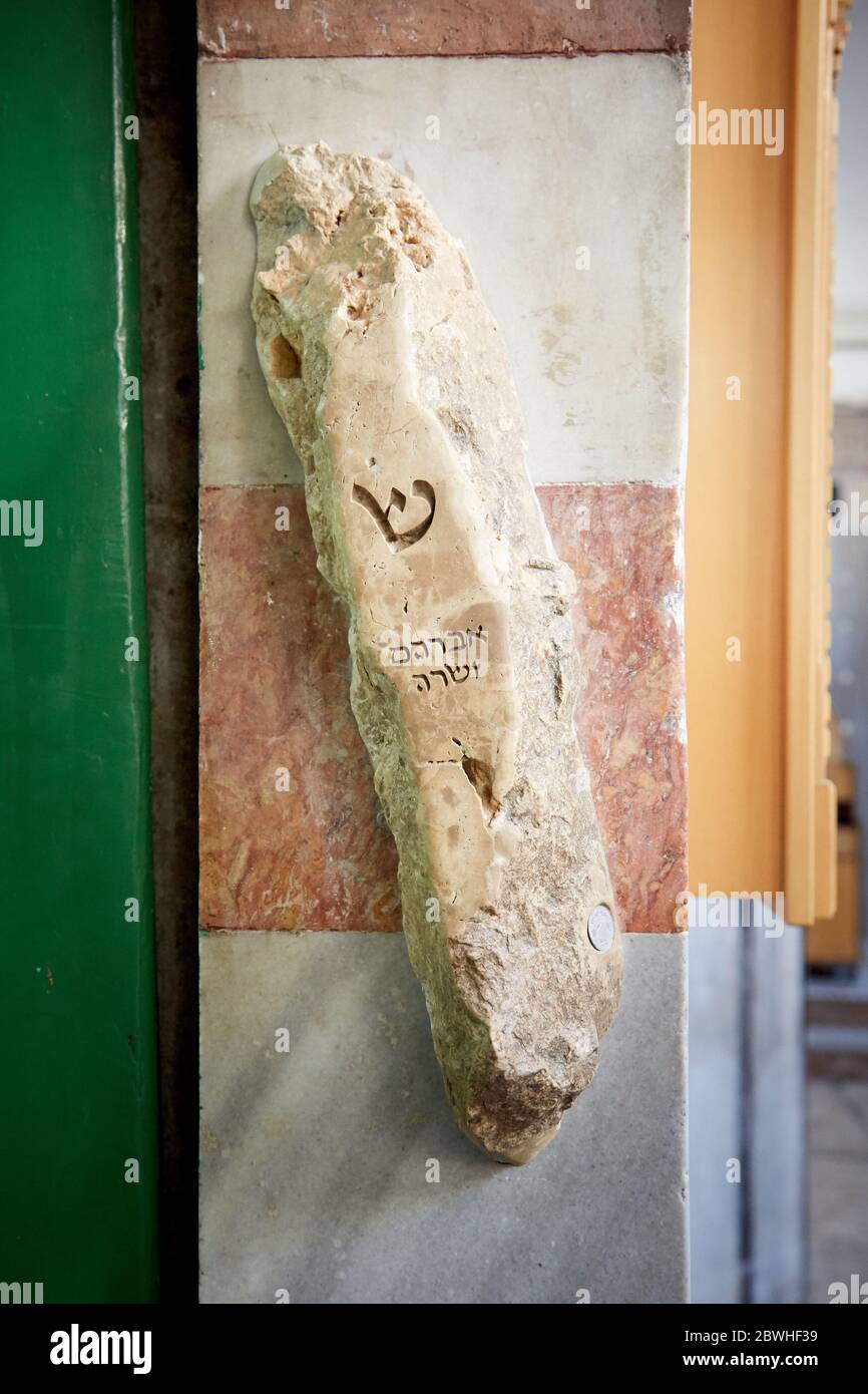 Grand Mezuzah sculpté monté sur cadre de porte en pierre Banque D'Images