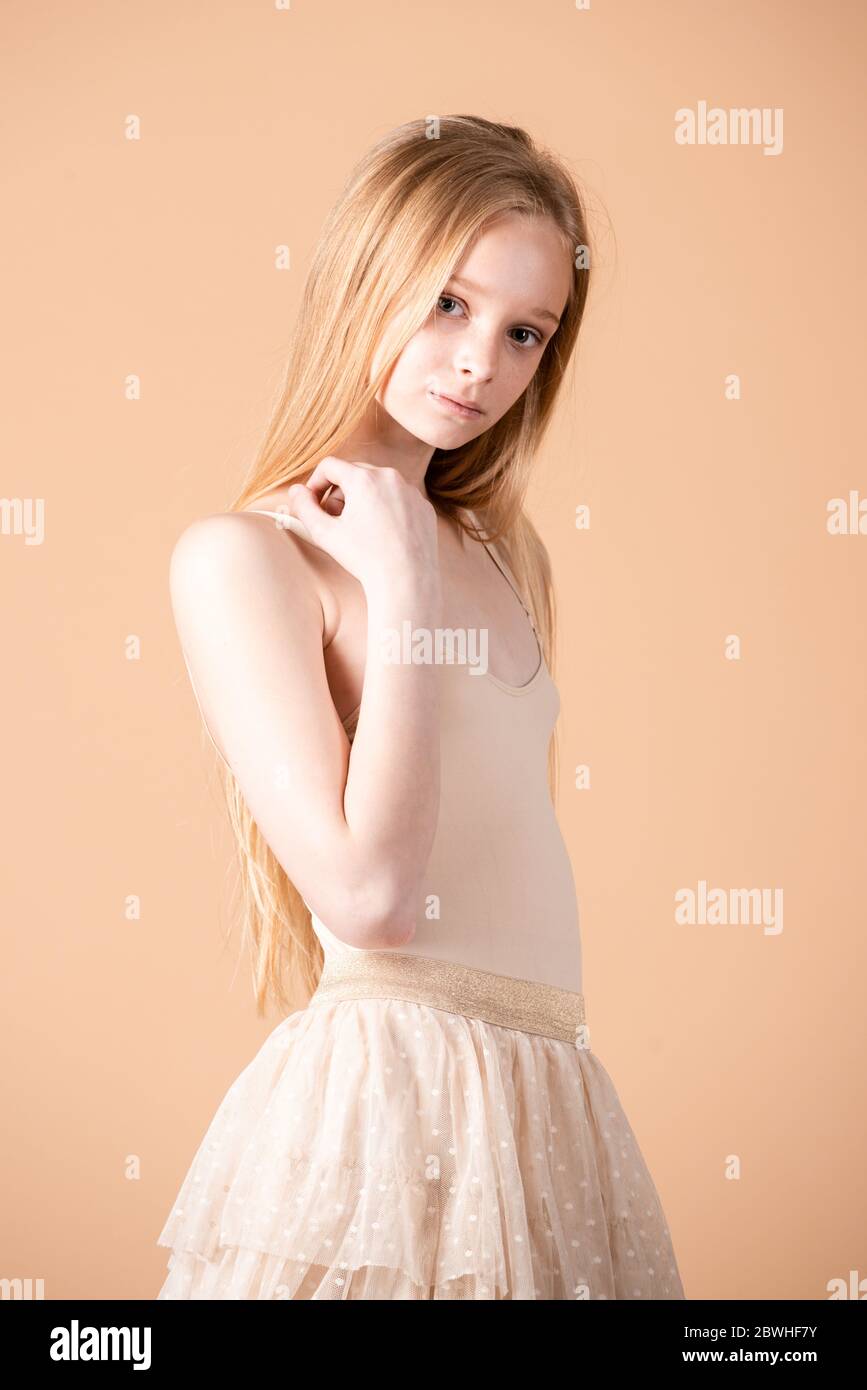 Mignon adolescent regardant le ciel belle fille avec les cheveux blond  longs et les yeux bleus. Petite ange princesse ballerina fille. Jolie fille  portant une jolie ballerine Photo Stock - Alamy