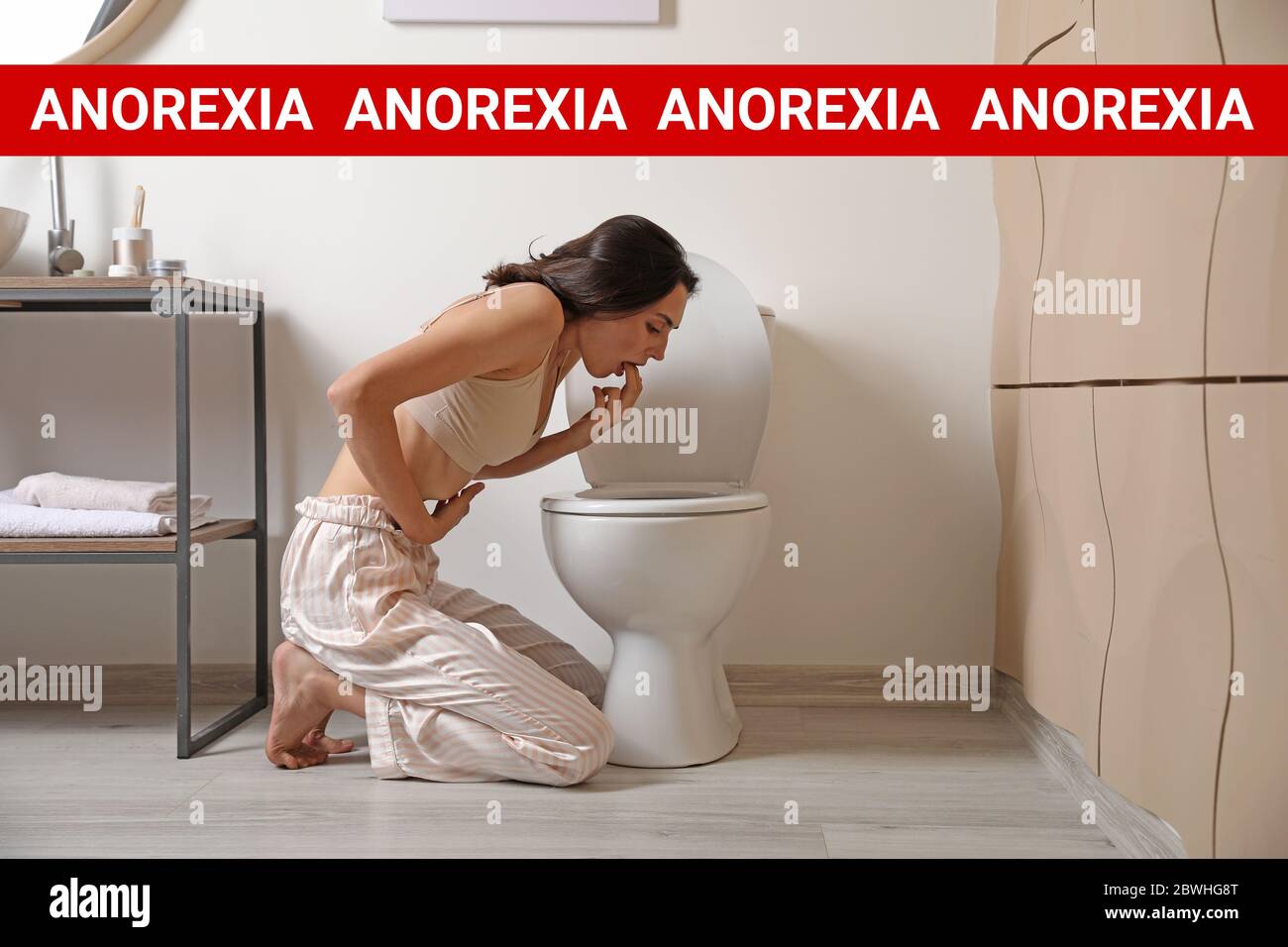 Vomit une jeune femme près d'un bol de toilettes à la maison. Concept d'anorexie Banque D'Images