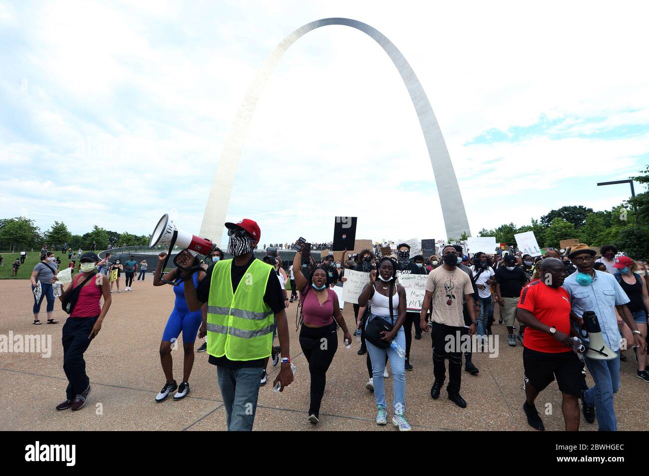 St. Louis, États-Unis. 1er juin 2020. Les manifestants défilant de la passerelle Arch lors d'une marche dans les rues de Saint-Louis le lundi 1er juin 2020. Les manifestants parlent de l'assassinat de George Floyd par la police à Minneapolis le 25 mai 2020. Photo de Bill Greenblatt/UPI crédit: UPI/Alay Live News Banque D'Images