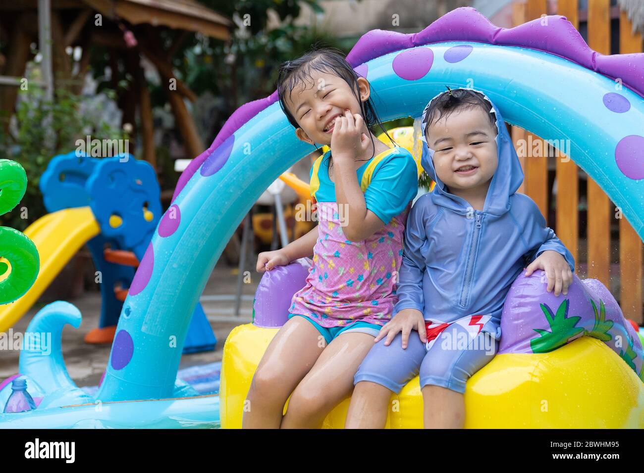 Enfants Asiatiques Jouant Dans La Piscine Gonflable Pour Bebes Les Enfants Nagent Et S Eclabousser Dans Le Jardin Colore Du Centre De Jeux Bonne Petite Fille Jouant Avec Des Jouets D Eau Sur Chaud Enfants Asiatiques Jouant Dans La Piscine Gonflable Pour Bebes Les Enfants Nagent Et S Eclabousser Dans Le Jardin Colore Du Centre De Jeux Bonne Petite Fille Jouant Avec Des Jouets D Eau Sur Chaud