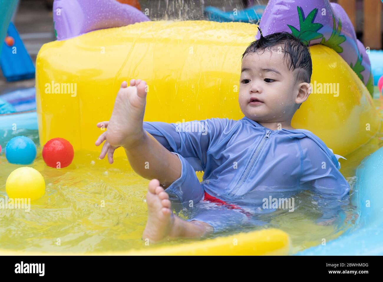 Asiatique Mignon Bebe Garcon Jouant Dans La Piscine Gonflable De Bebe Les Enfants Nagent Et S Eclabousser Dans Le Jardin Colore Du Centre De Jeux Bonne Petite Fille Jouant Avec Des Jouets D Eau