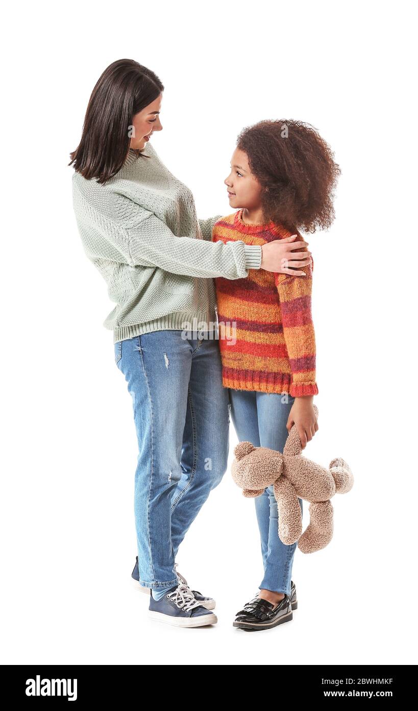 Femme heureuse avec petite fille adoptée sur fond blanc Banque D'Images