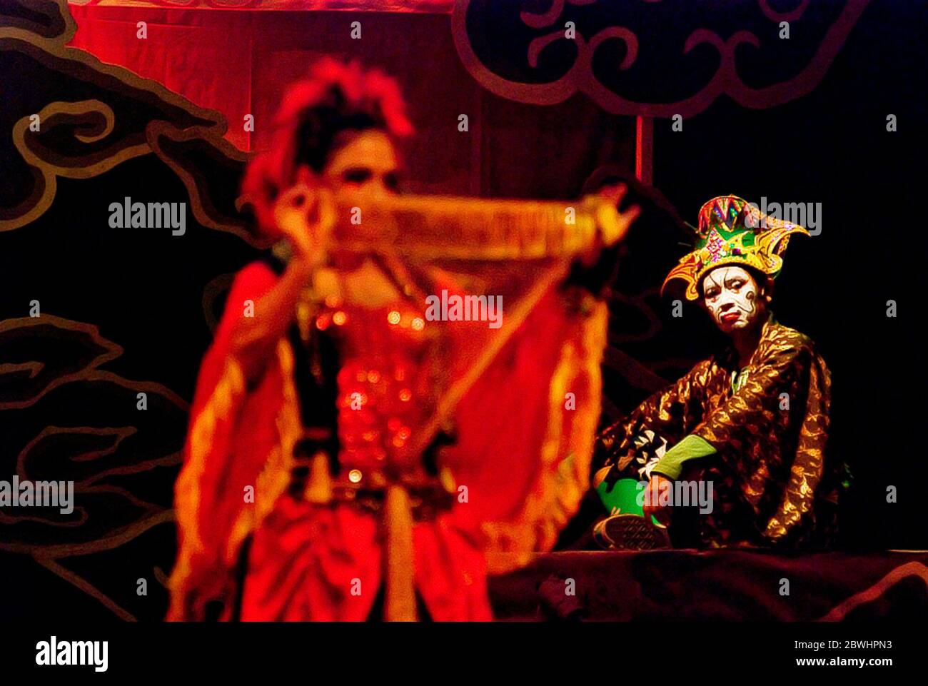 Une des scènes de la pièce de théâtre 'Republik Petruk' de la troupe indonésienne Teater Koma à Taman Ismail Marzuki (Parc Ismail Marzuki), Jakarta, Indonésie, le 25 janvier 2009. Photo d'archive. Banque D'Images