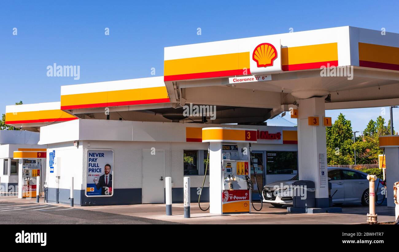 24 mai 2020 Cupertino / CA / USA - la station-service Shell est située dans la baie de San Francisco; Royal Dutch Shell PLC, communément appelé Shell, est une Banque D'Images