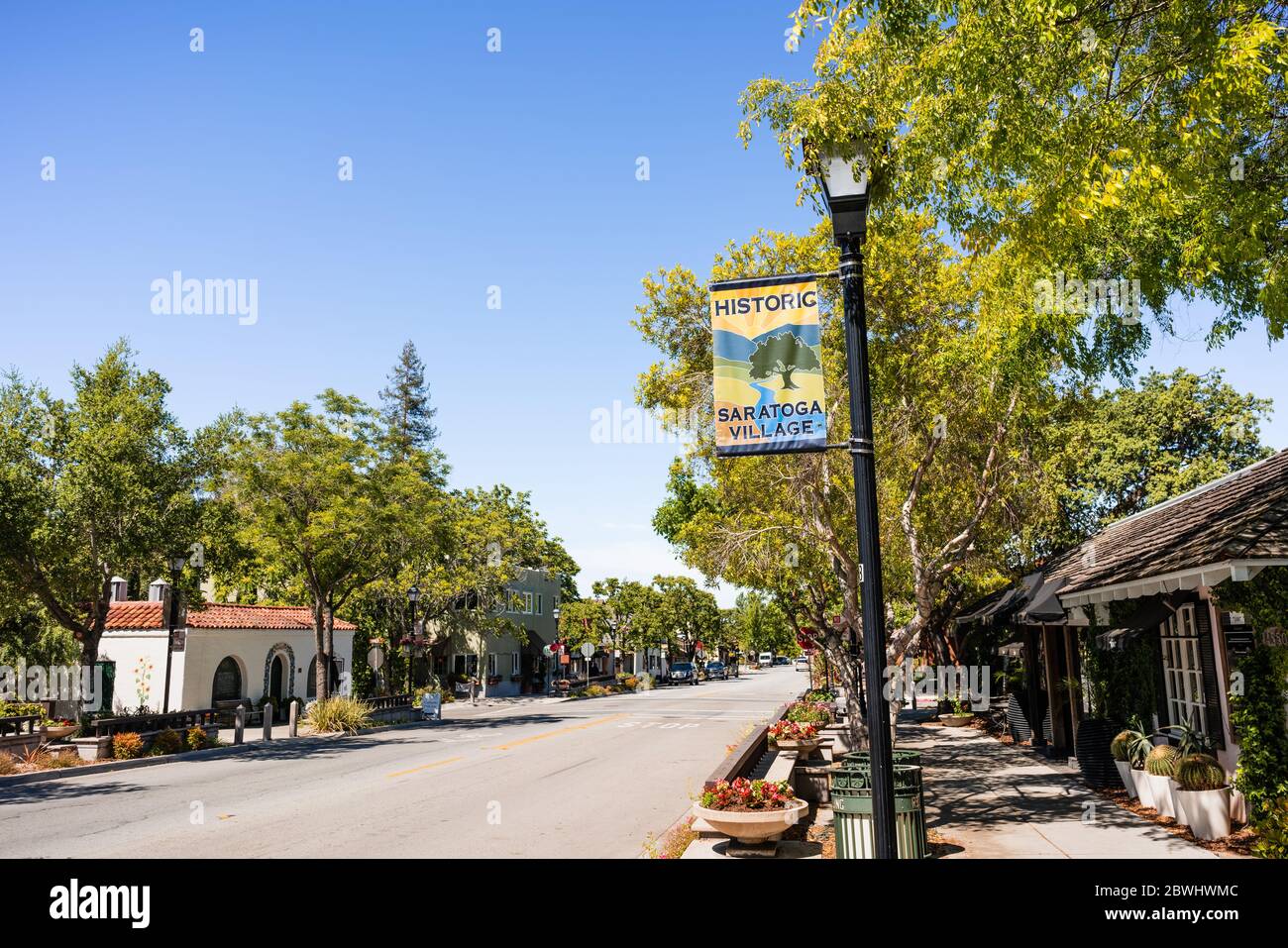 24 mai 2020 Saratoga / CA / USA - rue bordée de magasins, cafés et restaurants dans le village historique de Saratoga, dans la région sud de la baie de San Francisco; Banque D'Images