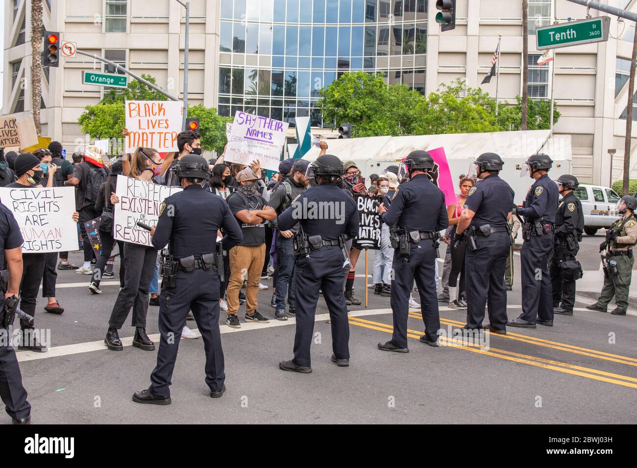 Une manifestation de Black Lives Matter Inland Empire dans la ville de Riverside, Californie, États-Unis, en signe de protestation contre la mort de George Floyd, un Noir de 46 ans, tué par la police de Minneapolis le 25 mai lorsqu'il a été arrêté. Il est mort après qu'un policier ait appliqué son genou à M. Lloyds pendant plus de neuf minutes, alors que le suspect était au sol et menotté. La mort de M. Floyds a déclenché des manifestations massives partout aux États-Unis, y compris ici à Riverside. Banque D'Images