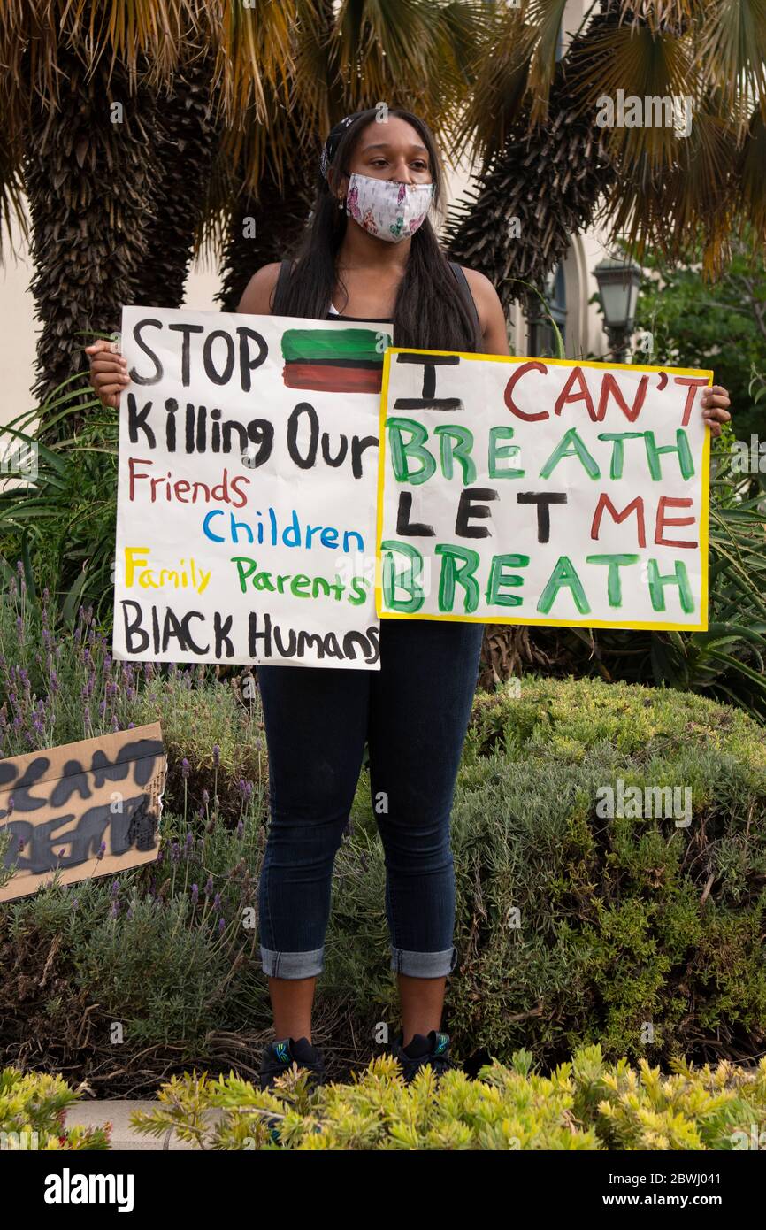 Une manifestation de Black Lives Matter Inland Empire dans la ville de Riverside, Californie, États-Unis, en signe de protestation contre la mort de George Floyd, un Noir de 46 ans, tué par la police de Minneapolis le 25 mai lorsqu'il a été arrêté. Il est mort après qu'un policier ait appliqué son genou à M. Lloyds pendant plus de neuf minutes, alors que le suspect était au sol et menotté. La mort de M. Floyds a déclenché des manifestations massives partout aux États-Unis, y compris ici à Riverside. Banque D'Images