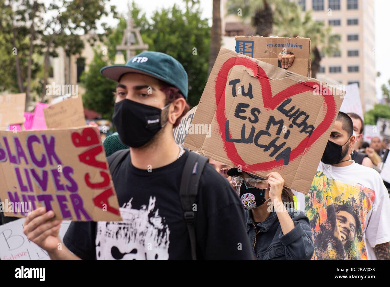 Une manifestation de Black Lives Matter Inland Empire dans la ville de Riverside, Californie, États-Unis, en signe de protestation contre la mort de George Floyd, un Noir de 46 ans, tué par la police de Minneapolis le 25 mai lorsqu'il a été arrêté. Il est mort après qu'un policier ait appliqué son genou à M. Lloyds pendant plus de neuf minutes, alors que le suspect était au sol et menotté. La mort de M. Floyds a déclenché des manifestations massives partout aux États-Unis, y compris ici à Riverside. Banque D'Images