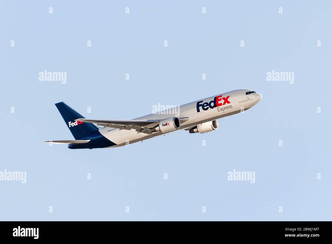 29 mai 2020 Sunnyvale / CA / USA - FedEx Express Aircraft en vol intermédiaire, son logo et son slogan sont affichés sur le fuselage; FedEx Express est un américain Banque D'Images