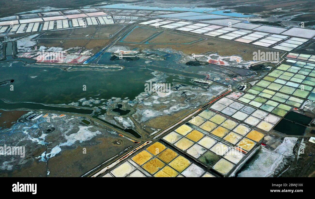 Pékin, Chine. 31 mai 2020. Photo aérienne prise le 31 mai 2020 montre le lac Gouhu, le plus grand lac salé du comté de Dingbian, dans la province de Shaanxi, au nord-ouest de la Chine. Credit: Liu Xiao/Xinhua/Alay Live News Banque D'Images